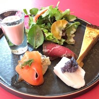 ルミディの定番 プティオードヴルの盛り合わせ