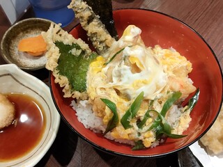 天ぷら大吉 - 天丼並 ¥690  ごはんの量は十分にあります。