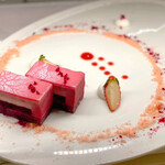 パティスリー＆ブーランジェリー ラ・パルム・ドール - ポインセチア＠赤ワインとフランボワーズのムース、桃のジュレとムース、ベリーのコンフィチュール