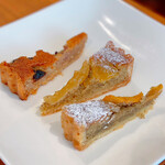 パティスリー＆ブーランジェリー ラ・パルム・ドール - ぶどうのタルト、柿とほうじ茶のタルト、りんごと紅茶のタルト