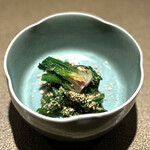 日本料理FUJI - 希少な国産、藤枝の胡麻と、甘さが充実した富士宮のほうれん草。
      炒ったり擦ったりする過程で変わっていく香りから楽しい♪