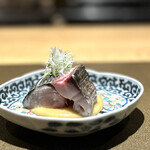日本料理FUJI - 最近は、白甘鯛をも脅かす存在という鯖(^^)
      血合いが臭みに変わる前に、美味しさとして味わえます！
      炙った皮目で香りを立たせて、その身は半生。
      引き立てる白味噌のソースで、衝撃の「さば味噌」完成♪