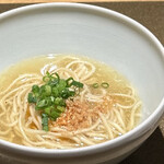 日本料理FUJI - この日の魚たちで取った出汁で作るラーメン！
      白甘鯛とかも入ってるのかな？そんなラーメンあります？
      （たしか）鯛油をスッと回して、香りも豊かに。
      満腹なのに、おかわりがほしい…♫