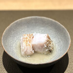 日本料理FUJI - 「日本料理FUJI」のシグネチャー、白甘鯛の松笠焼き。
      絶妙に火入れした上品で繊細な身質、鱗の食感のアクセント。
      その白甘鯛で取った出汁を纏っていただく、なんとも贅沢な逸品です。