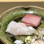 日本料理FUJI - お造りは、鰤と朝〆の平目。
      寝かせてなくても、平目は程よい弾力と旨み。
      鰤は、ちょっとビックリ。こんなに透明感というかキレイな鰤は初めて！美味しい♪
      思えば、ここまでの鮮度の鰤を食べた事がないからか。