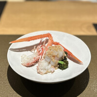 日本料理FUJI - 生きた状態で港に揚がることはほとんどないそうですが、「籠漁」で丁寧に水揚げするからこその鮮度♪
                    内子や海老味噌と一緒に。甘くて旨くて幸せ。
                    また、この素揚げしたブロッコリーが！風味が素晴らしい。