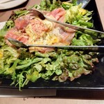 和牛肉酒場 じゅーしゐ - 生ハムと寿司ガリのさっぱり和風サラダ
