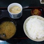 夢屋 - ごはんと味噌汁・・・なんと茶碗蒸し!!!具材は竹輪二切れですが・・・有難いです。