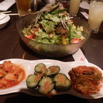 ぼたん - サラダ　　キムチ盛り合わせ