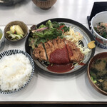 ふじや - 本日のランチ　豚ロースの竜田揚げ定食　ホウレン草煮びたし　890円