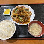 蔵民 - キムチと牡蠣炒め910円