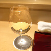 銀座 しのはら - ✽ 涅槃龜（にるがめ）はワイングラスでの提供です。
                    グラスは木村硝子（スロバキア製）さんでした。我が家でも最近いちばん重宝しているグラス。
                    しかし昔、新政さんは家の近所でお店を経営されていたんですが…