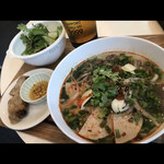 ベトナムキッチン - ボウルの野菜は、サラダじゃなく麺に入れる用