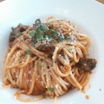 コジマネーゼ - 牛ほほ肉の赤ワイン煮和えのパスタ。
            アルデンテでもっちり。
            ちょっぴりピリ辛♪
            お肉はホロホロ柔らか～いヽ(^0^)ﾉ