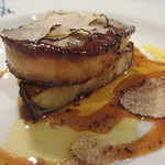 フォアグラのソテー、賀茂茄子のロースト トリュフソースかけアップ