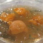 横浜うかい亭 - じゅんさいと雲丹のコンソメゼリー寄せアップ