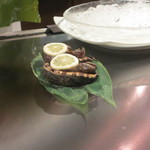 横浜うかい亭 - 鮑の岩塩蒸しの調理スタート！