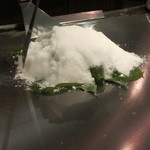 横浜うかい亭 - 鮑にこんぶを乗せて塩を被せます！