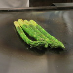 横浜うかい亭 - グリーンアスパラガスの調理中