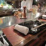 横浜うかい亭 - 鉄板カウンターの様子