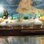 横浜うかい亭 - カウンターの先にはその日の新鮮な野菜たちが