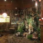 横浜うかい亭 - 席の後ろでは滝が流れています