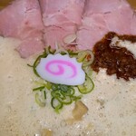 鶏そば なる川 - ピリ辛味噌鶏そば アップ