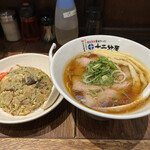 近江熟成醤油ラーメン 十二分屋 - 洗い物担当からするとレンゲは１つでいいの