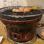 炭火焼肉 のぶ - 焼き場