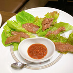 こまつ - 和牛タタキ　850円（ピリ辛味噌に付けて）