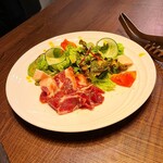 餃子とワイン 果皮と餡 - 生ハムサラダ