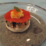 ミュー・レ・ミュー - 下段はカリフラワーのソース。中段は刻んだ生魚など。