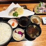 お魚処 うおとも - 日替わりランチ　さわら唐揚定食　と単品注文イワシ刺身