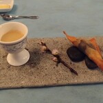 ミュー・レ・ミュー - フランは、日本で言う茶碗蒸しに近いとのこと。とは言っても甘みがあります。ブルギニョンは普通、ビーフシチューを指すらしいけど、こちらは北陸らしく梅貝。食感が楽しめました。添えられた桃？の花がいいですね。