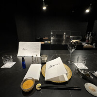 串揚げPyon - 黒基調の店内