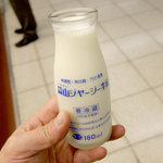 牛乳バー - 2009年8月は、蒜山ジャージー牛乳、220円。