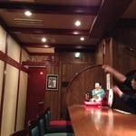 十年 - スタッフが指差す自動車の模型は、300年前のもの（復刻）