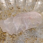 馳走 啐啄一十  - ⑥炭火炙り白甘鯛の背身(静岡県駿河湾産、2.5kg、サスエ前田魚店、5日寝かせ)
      産卵期は夏～秋、旬は冬～春
      上品な脂が炙りで活性化し甘さが増しています
      身は軟らかくモチモチ感があり素晴らしい食感