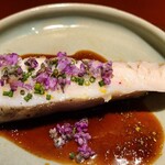 馳走 啐啄一十  - ⑮炭火焼き真名鰹(山口県周防大島産、2.5kg)、6種類の野菜(人参、玉葱、馬鈴薯等々)&醤油ソース掛け、紫蘇の花
      脂がのり旨みのある魚ですが、同時に独特な香りが出易く焼きはかなり難しいのですが完璧！