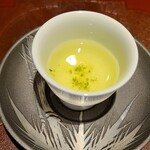 馳走 啐啄一十  - お飲み物①煎茶【広島県広島市安佐南区竹の湧水、硬度8.5の超軟水】
      広島市安佐南の天然水(硬度8)を41℃のお湯で丁寧に淹れた煎茶
      上質なお茶だけにある微かな甘みを感じます