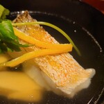 馳走 啐啄一十  - ④炭火焼き白甘鯛(愛媛県八幡浜産)、椚原木椎茸(岡山県美作産、ムサシ農園)、黄柚子&三つ葉載せのお椀
      産卵期は夏～秋、旬は冬～春
      お出汁に浸りつつもパリッとした白甘鯛は上品な旨み&甘みが印象的