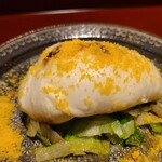 馳走 啐啄一十  - ②炭火焼き虎河豚の白子(山口県下関市)、削り唐墨掛け、炒めレタス敷き
      トロトロでクリーミー、加熱されコクを増した旨みを楽しみます
      シャキ感を残した炒めレタスで拭い食感の対比を味わう