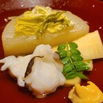 馳走 啐啄一十  - ①蛸(広島県江田島産、雌)、大根(広島県大野産)、筍(鹿児島県阿久根産)、削り羅臼昆布、羅臼昆布の出汁のお椀
      蛸がお出汁の余熱で収縮し軟らかな弾力をまとう、雌の優しい旨みをじっくりと堪能