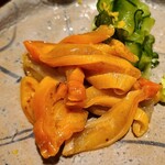 馳走 啐啄一十  - ③赤貝(山口県周防大島産)、胡瓜添え
      産卵期は初夏～夏、旬は冬~春
      瀬戸内海産は独特の香りが薄く旨みもマイルドなのですが、上質なモノは香りが穏やかでも旨みがしっかりあり、関東の方はちょっと驚かれるかも