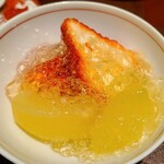 馳走 啐啄一十  - ⑲古都華、ラ・フランス、白ワインジュレ掛け
      古都華らしいフォルムに甘みと酸味、ラ・フランスの軟らかな果肉と甘み、白ワインジュレで整えられ、バランスが取れた甘味となっています