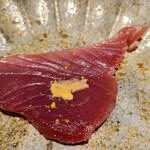 馳走 啐啄一十  - ⑧もち鰹(静岡県駿河湾産、前日夕方水揚げ、サスエ前田魚店)、和芥子載せ
      餌釣りで一匹ずつ丁寧に釣られ、釣り上げ直後に船上放血した極上の鰹
      血生臭く無く鰹の薫りが素晴らしく、身がプルプルと震える程の弾力