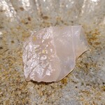 馳走 啐啄一十  - ⑦炭火炙り白甘鯛の腹身(静岡県駿河湾産、2.5kg、サスエ前田魚店、5日寝かせ)
      養殖筏木の無い焼津付近は魚の活動量が多い
      桜蝦を食べている小魚を捕食する魚も滋味が濃くなるため、食べると違いを感じます