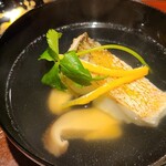 馳走 啐啄一十  - ④利尻昆布と血合抜き鮪節の出汁のお椀
      【竹原市の酒蔵仕込み水】
      お出汁は透明感がありながらも輪郭がはっきりしたキレのある味わい
      血合い入りだと後味が複雑を含むのだが血合い抜きだと透明感のある旨みが特徴