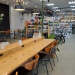 LIKO CAFE - 店内。フリーWi-Fi、コンセント完備。
