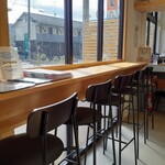 LIKO CAFE - カウンター席（国道に面してます）